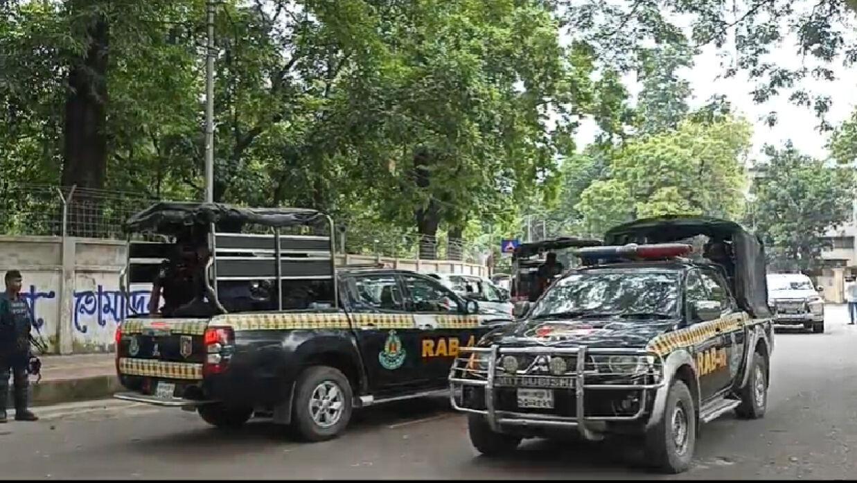 ঢাবিতে প্রবেশ করল র‌্যাবের ২০টি গাড়ির বড় বহর